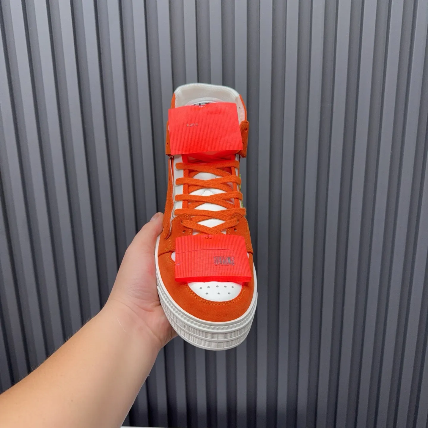 Men's shoes💰740 OFF WHITE ⚡️Couple style⚡️The latest spring style street casual shoes, released with the highest quality version on the market👊Series original mold opening, original lasting, production technology 1:1 original version➰🔜The best choice for more and more celebrities and Internet celebrities🔸In the classics Changes in the code🔸Innovate in the trend🔸Strive to break away from the shackles of bad street design🔝Although he is not the originator of fashion design, he is definitely a shining dark horse in avant-garde design🐴🆙Do not follow the trend🔅Not universal beauty🔅 Fabric💯First-layer cowhide Lining💯Imported skin-friendly and environmentally friendly polyester mesh Foot pads💯Original molded high-elastic environmentally friendly molding pads Midsole💯Made with original last-last technology Outsole💯Rubber outsole Packaging💯Official website synchronizes full set of packaging (brand wrapping paper, brand certificate, brand cloth bag) Code numbers 35-44, 45 46 Customized